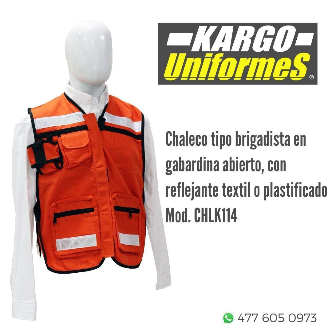 Un maniquí lleva un chaleco naranja de Kargo Uniforms.