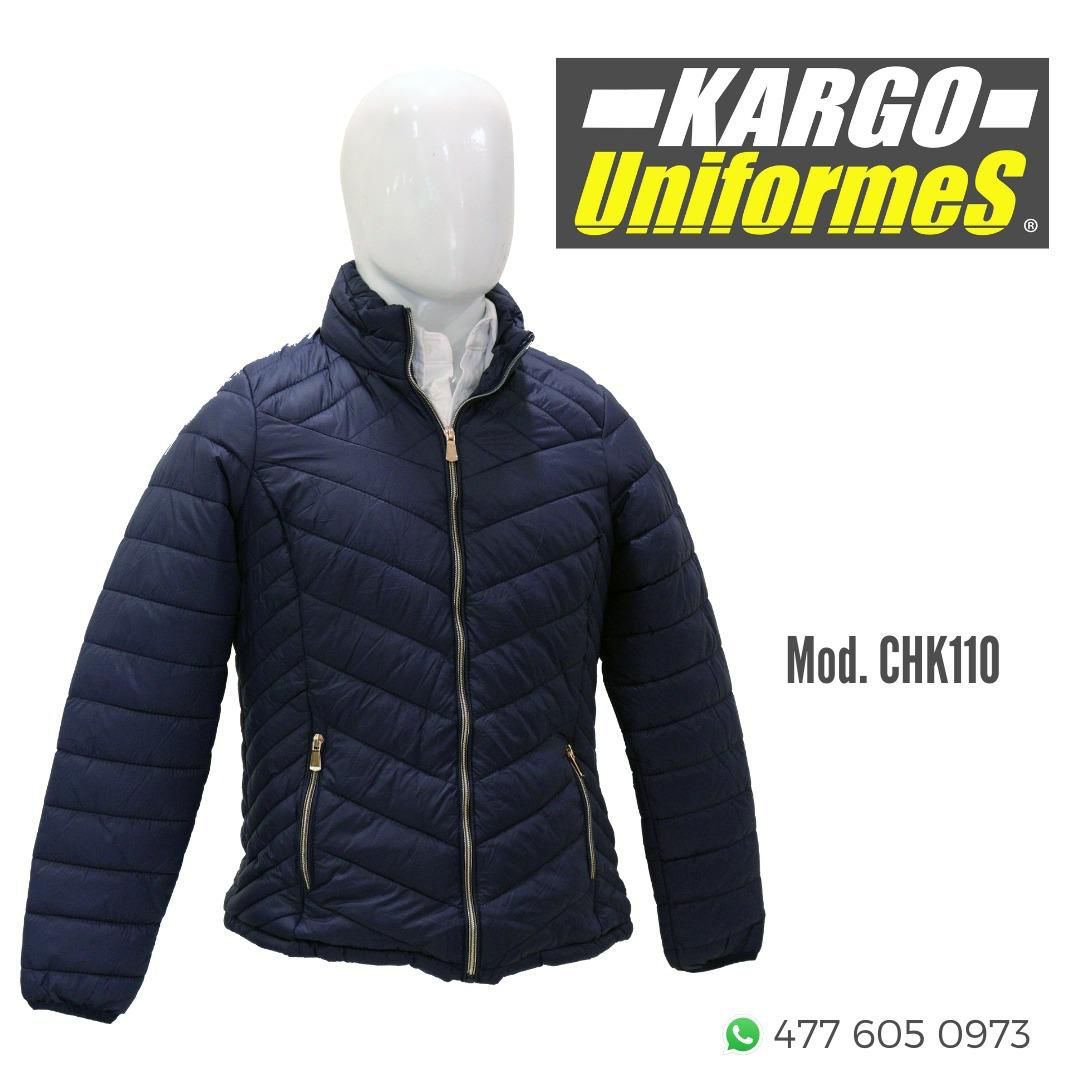Una chaqueta azul está sobre un maniquí con un logotipo de Kargo Uniforms.