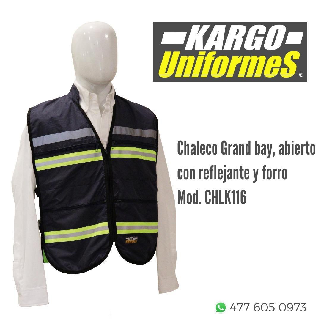 Un chaleco negro con rayas amarillas está sobre un maniquí.