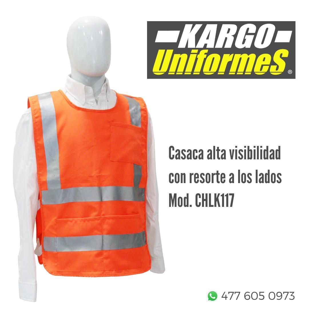Un maniquí lleva un chaleco de seguridad naranja de Kargo Uniforms.