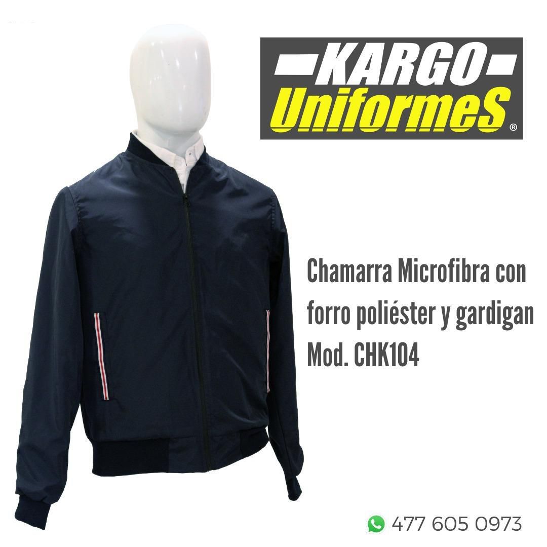Un maniquí lleva una chaqueta azul de Kargo Uniforms.