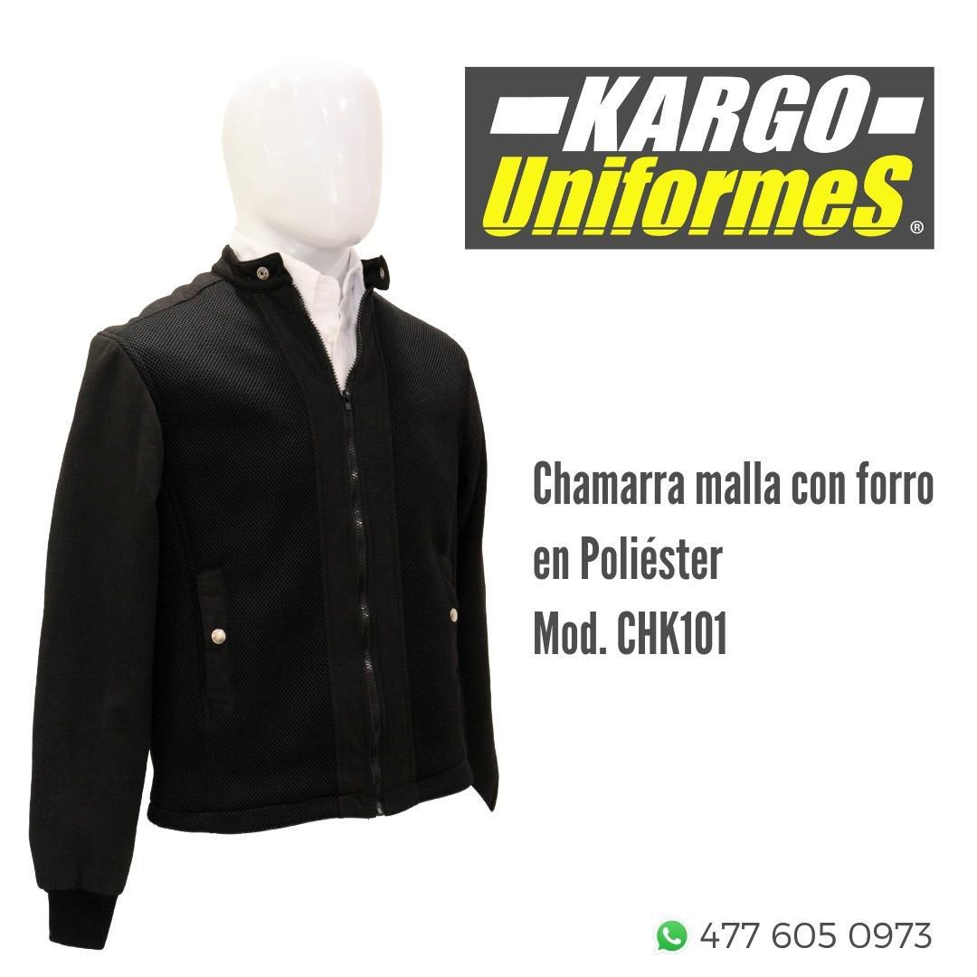 Una chaqueta negra está sobre un maniquí frente a un cartel que dice kargo uniformes