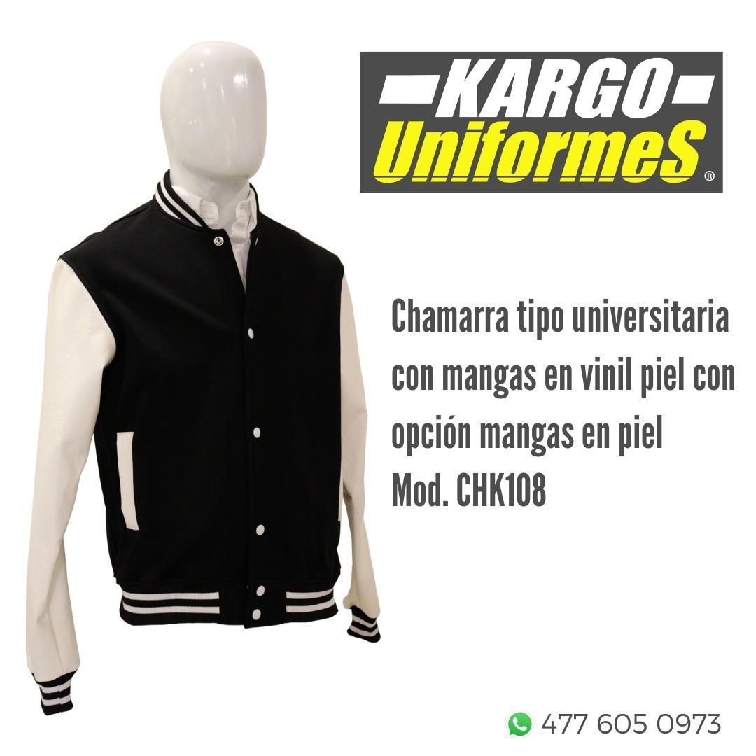 Una chaqueta universitaria negra con mangas blancas está sobre un maniquí.