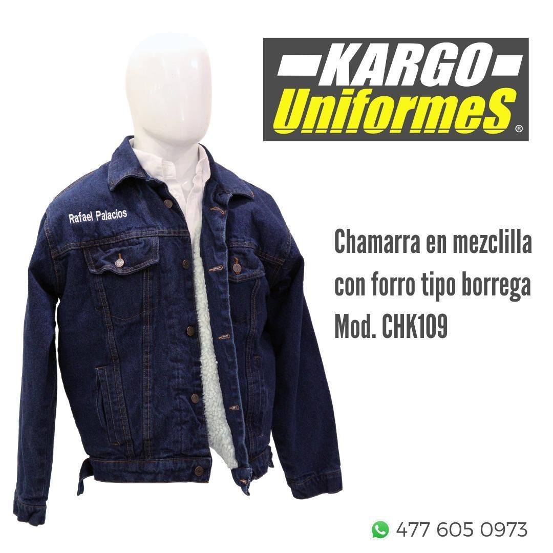Una chaqueta de mezclilla azul está sobre un maniquí y dice kargo uniformes