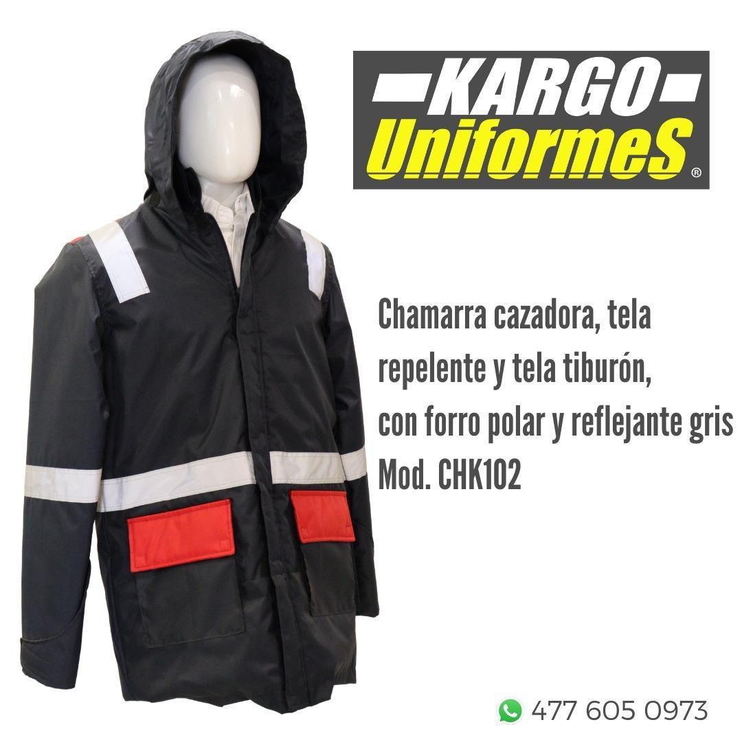 Una chaqueta negra con capucha de Kargo Uniforms.