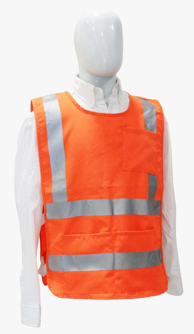 Un maniquí lleva un chaleco de seguridad naranja con rayas reflectantes.