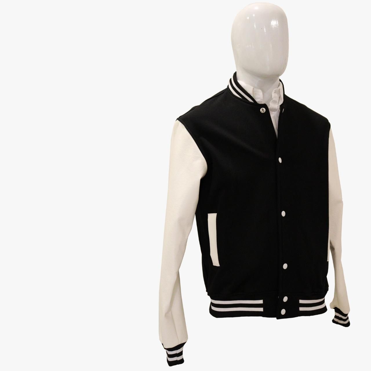 Un maniquí lleva una chaqueta universitaria en blanco y negro.