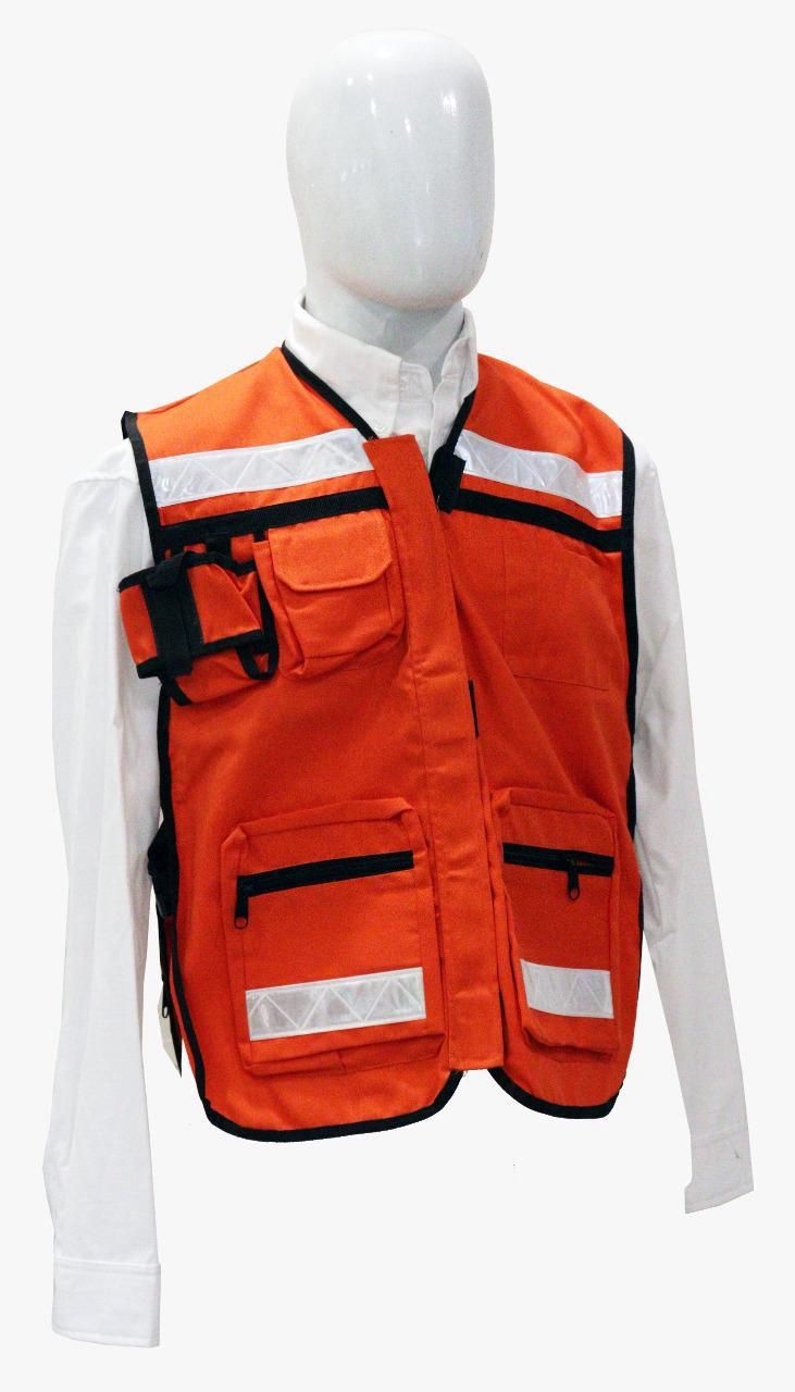 Un maniquí que lleva un chaleco naranja y una camisa blanca.