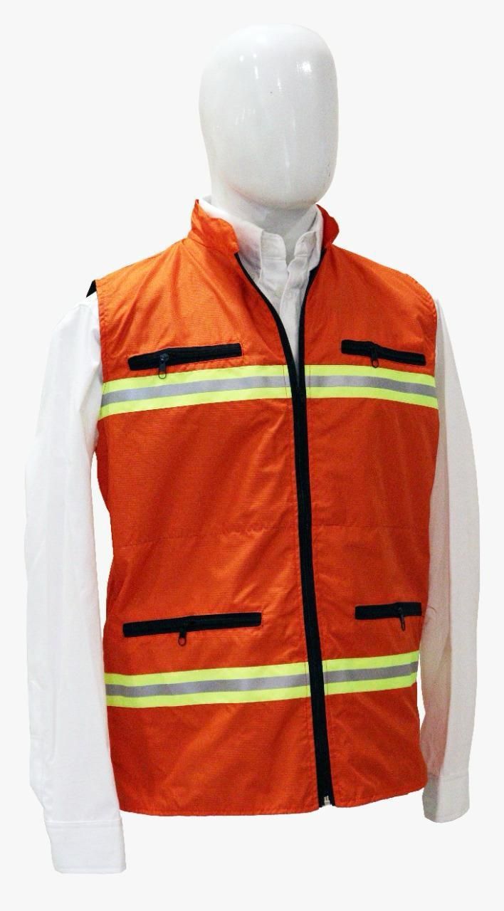 Un maniquí lleva un chaleco naranja con rayas amarillas.
