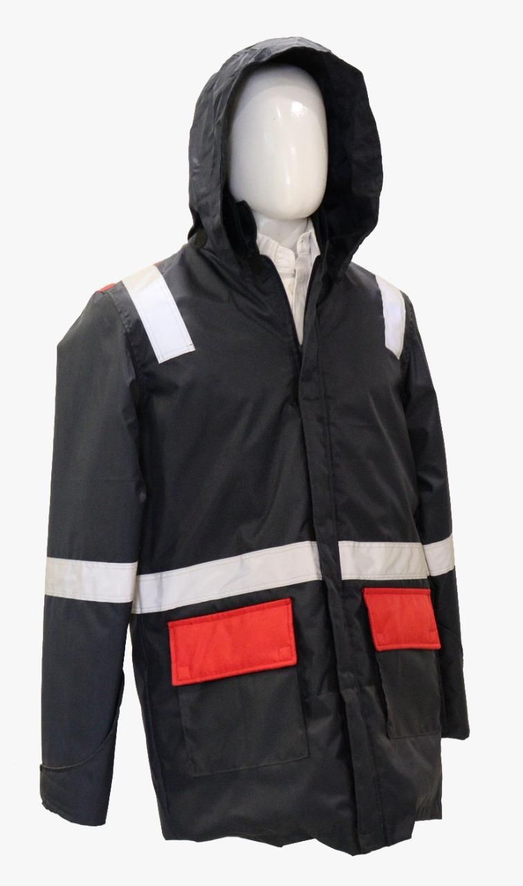 Una chaqueta negra con capucha está sobre un maniquí.