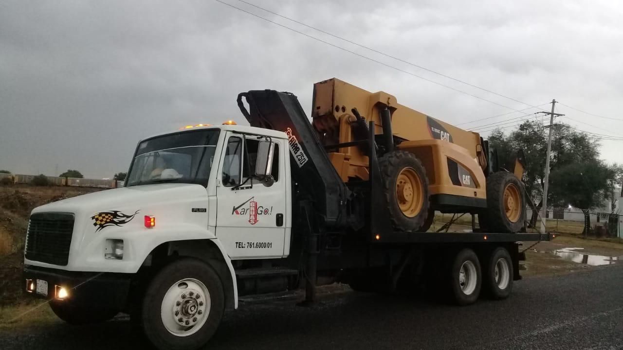 Un camión blanco con una grúa en la parte trasera.