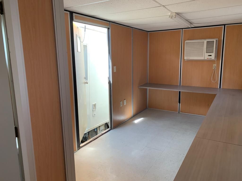 Una habitación vacía con una puerta corrediza de vidrio y una ventana.