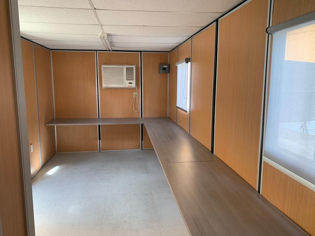 Una habitación vacía con paredes de madera y una ventana.