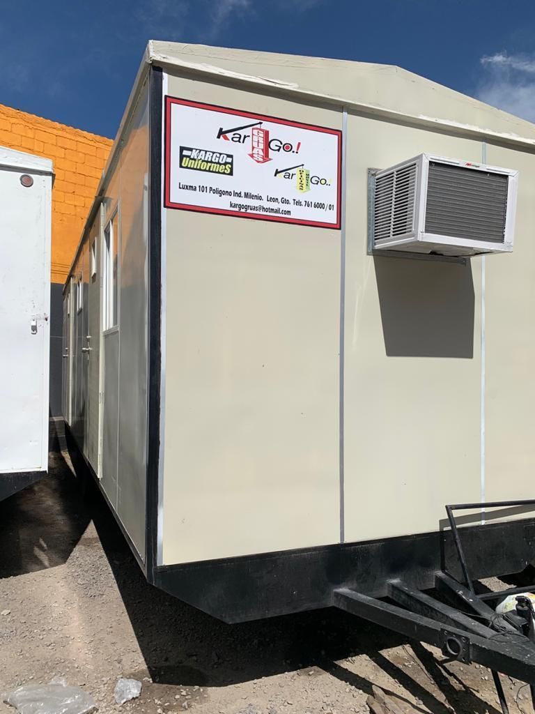 Un remolque blanco con un cartel en el costado.