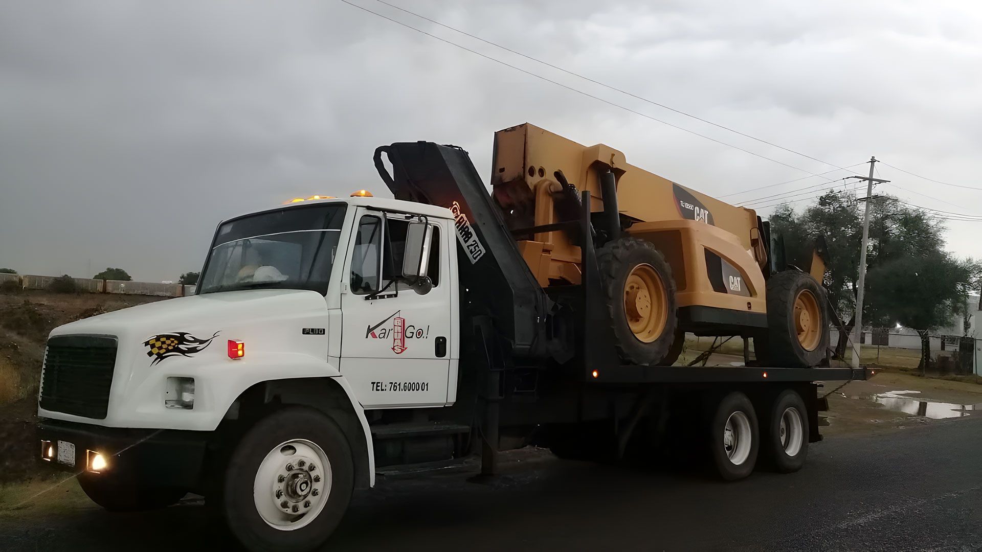 Un camión blanco con una grúa en la parte trasera.