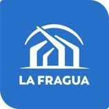 El logo de La Fragua es un cuadrado azul con una casa blanca encima.