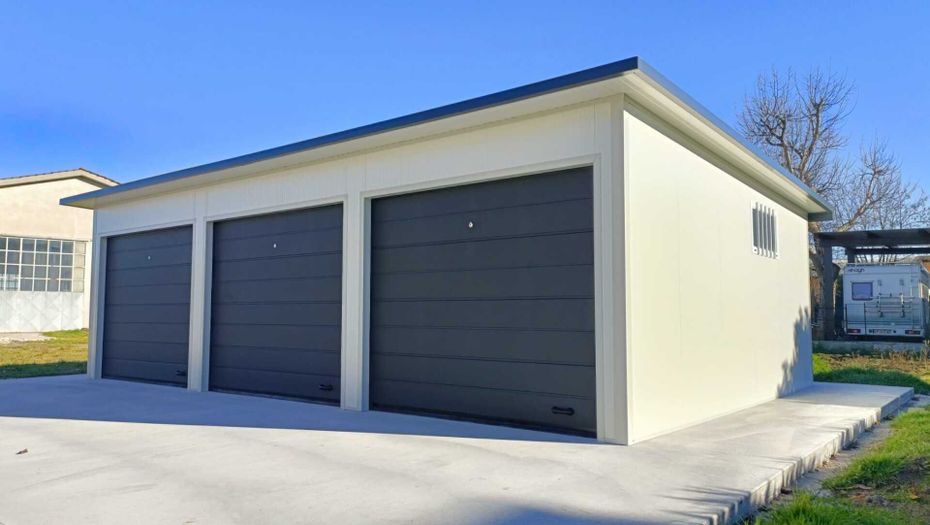un garage bianco e nero con tre porte scorrevoli