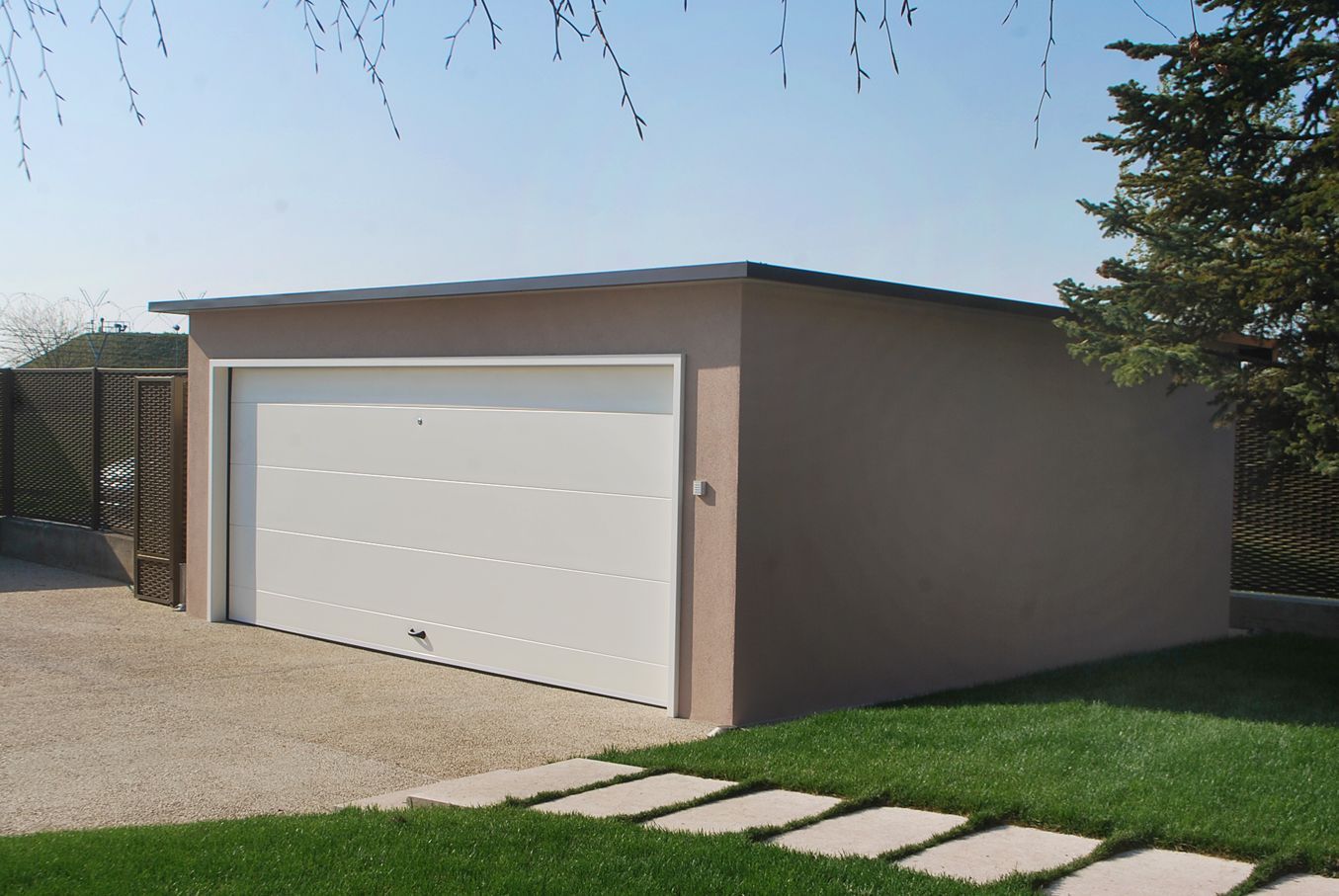 un garage marrone con una porta bianca aperta