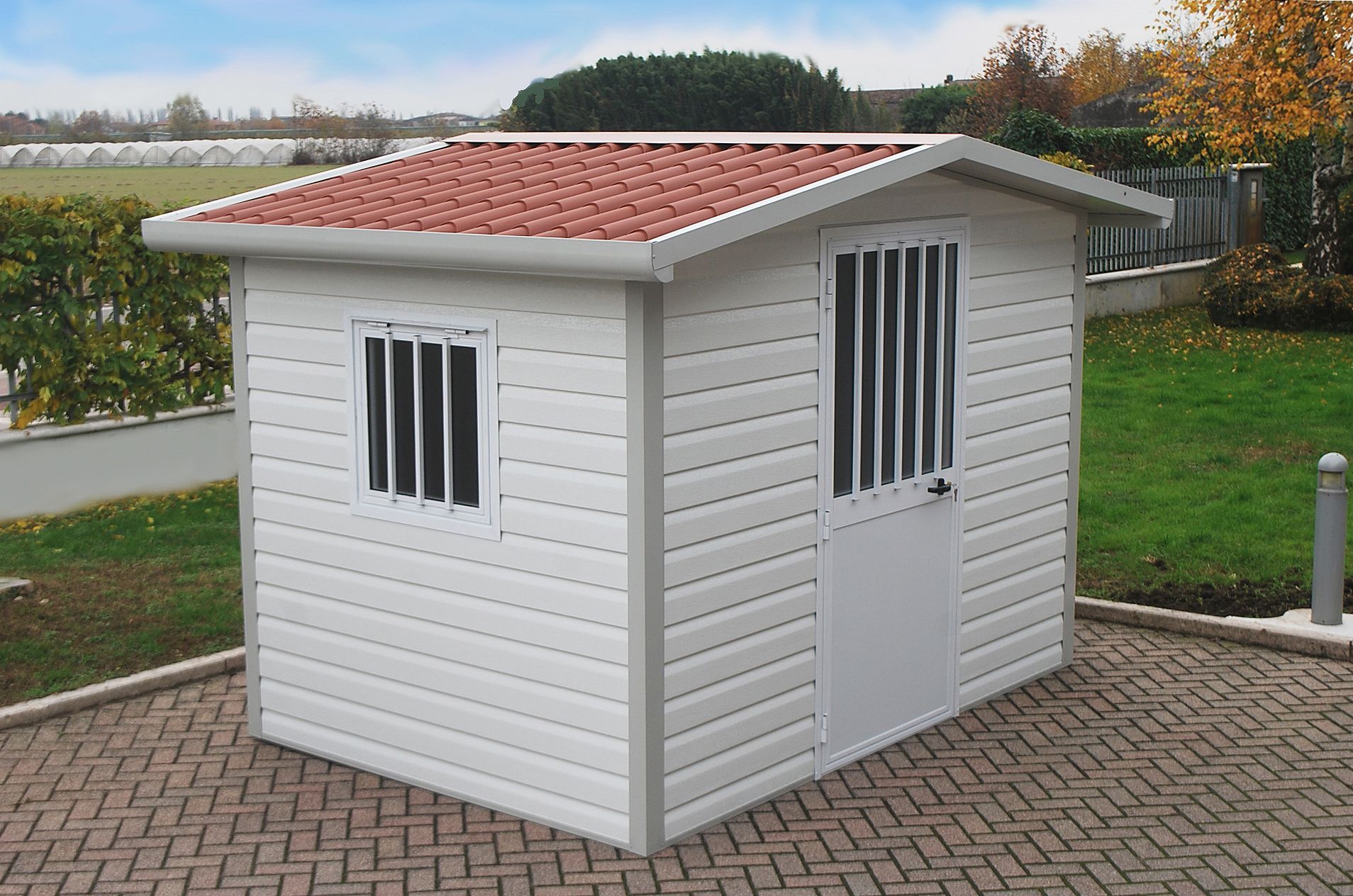 un piccolo capannone bianco con un tetto rosso e una finestra