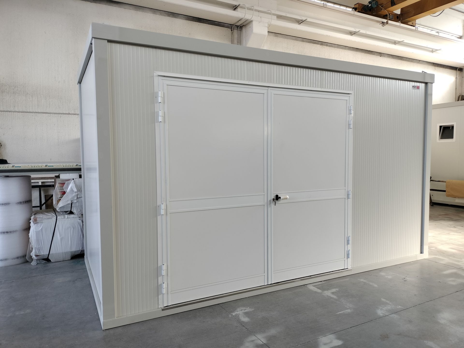 un edificio bianco con due porte a sinistra