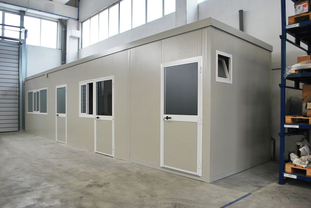 struttura con pannelli e serramenti