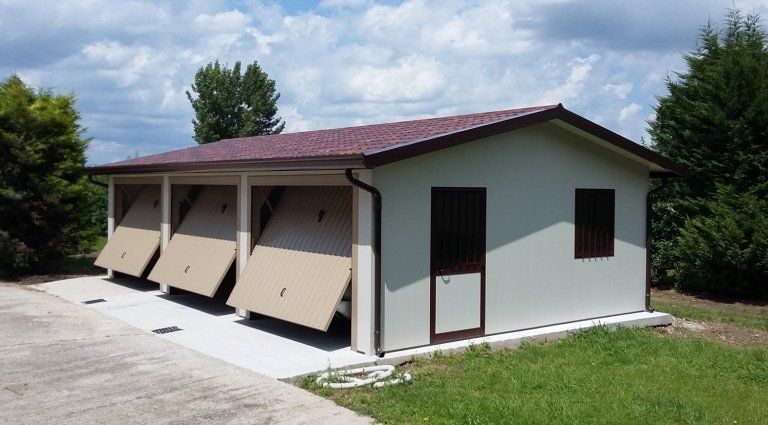 un garage con le porte aperte e un tetto marrone