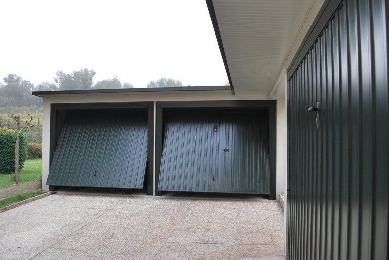un paio di garage con le porte aperte
