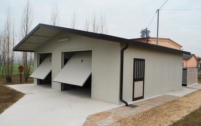 un piccolo garage bianco con due porte aperte