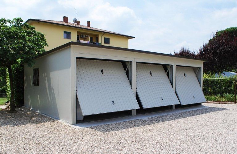 un'auto è parcheggiata in un garage con un tetto rosso .