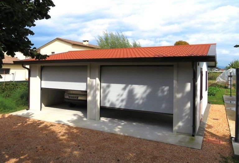 un'auto è parcheggiata in un garage con un tetto rosso .