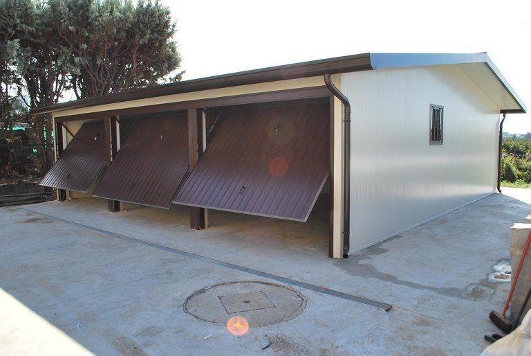 un garage bianco e marrone con le porte aperte