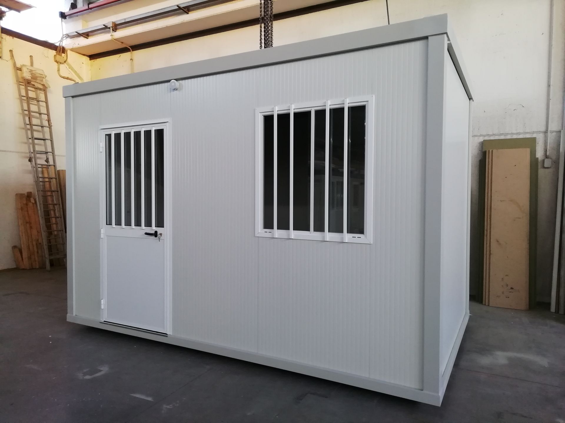 un edificio bianco con una porta e una finestra