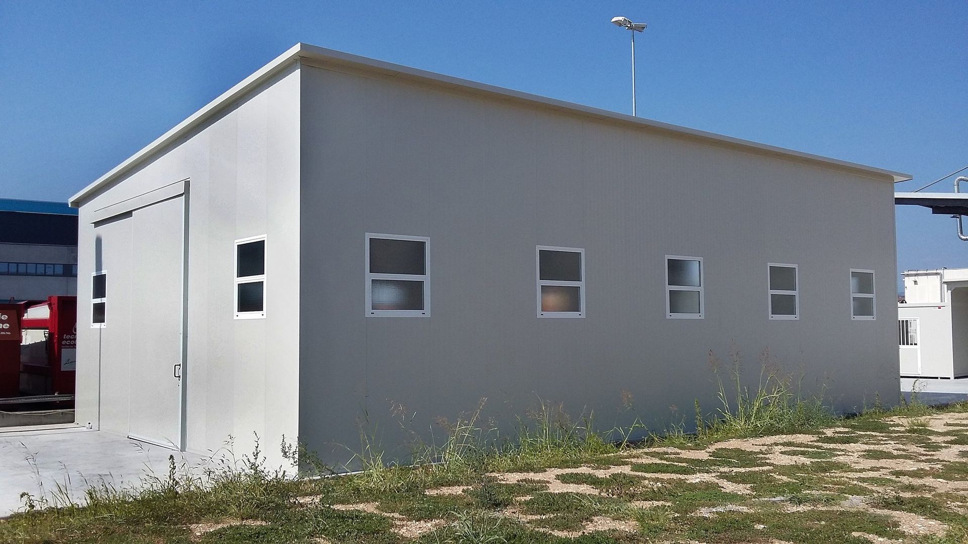 prefabbricato grigio