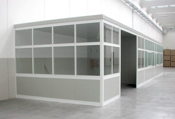 ufficio interno con pareti continue