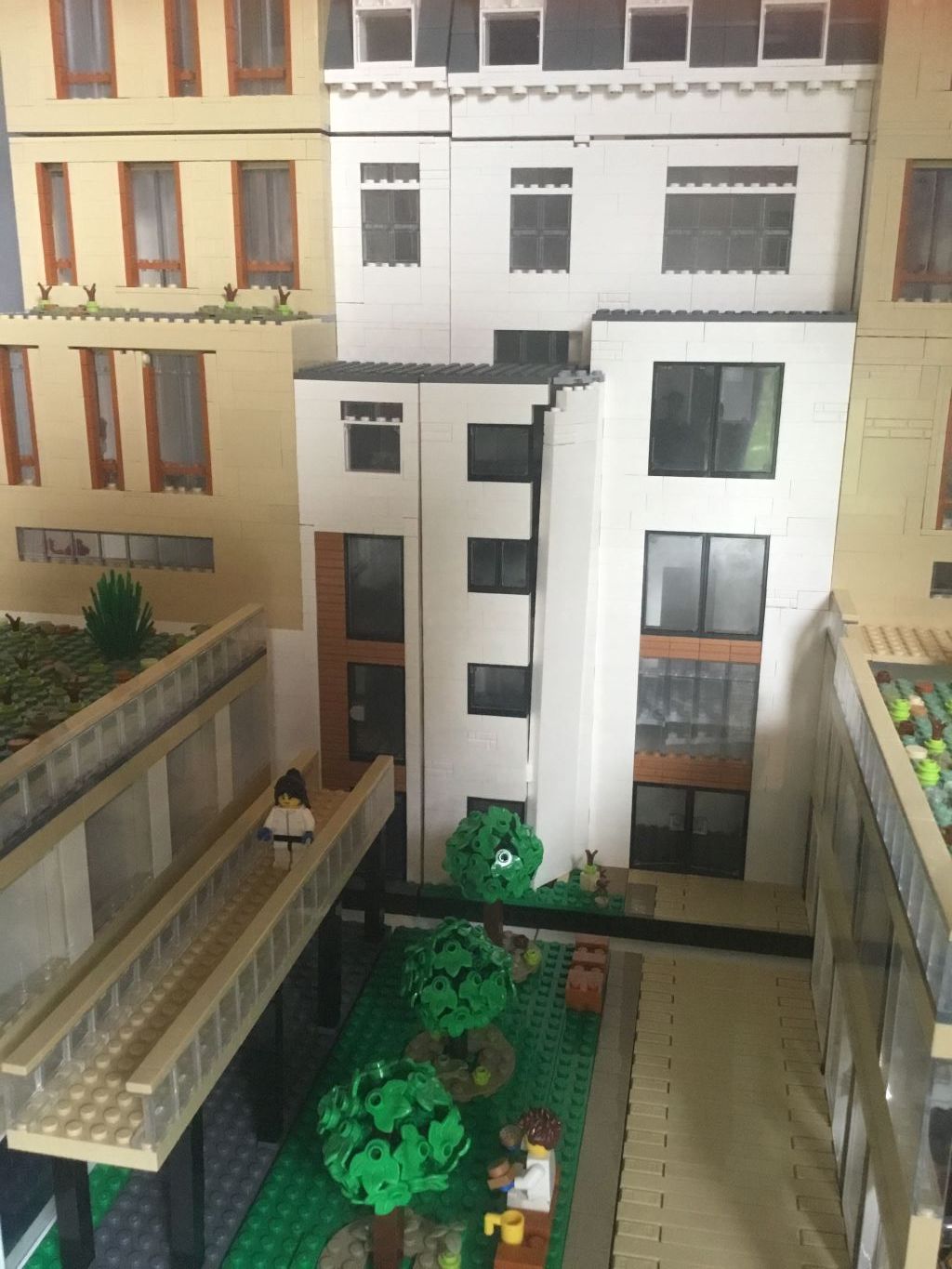 Een legomodel van een stad met gebouwen en bomen