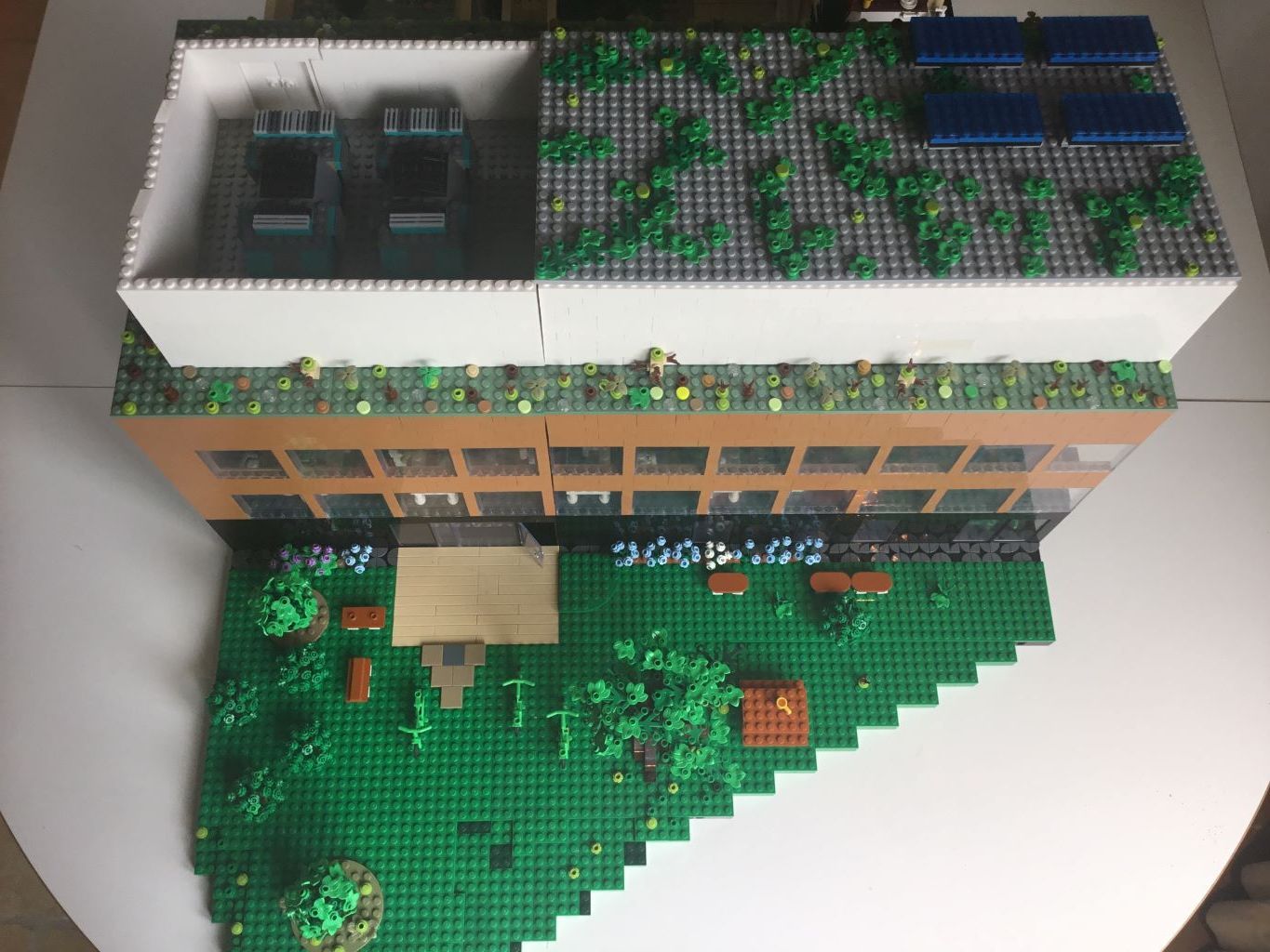 Een model van een gebouw gemaakt van lego staat op een tafel