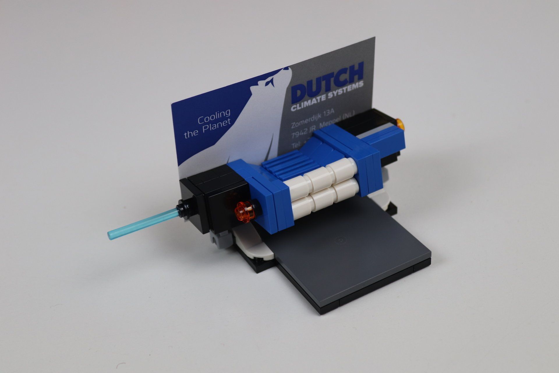 Een legomodel van een Nederlands visitekaartje