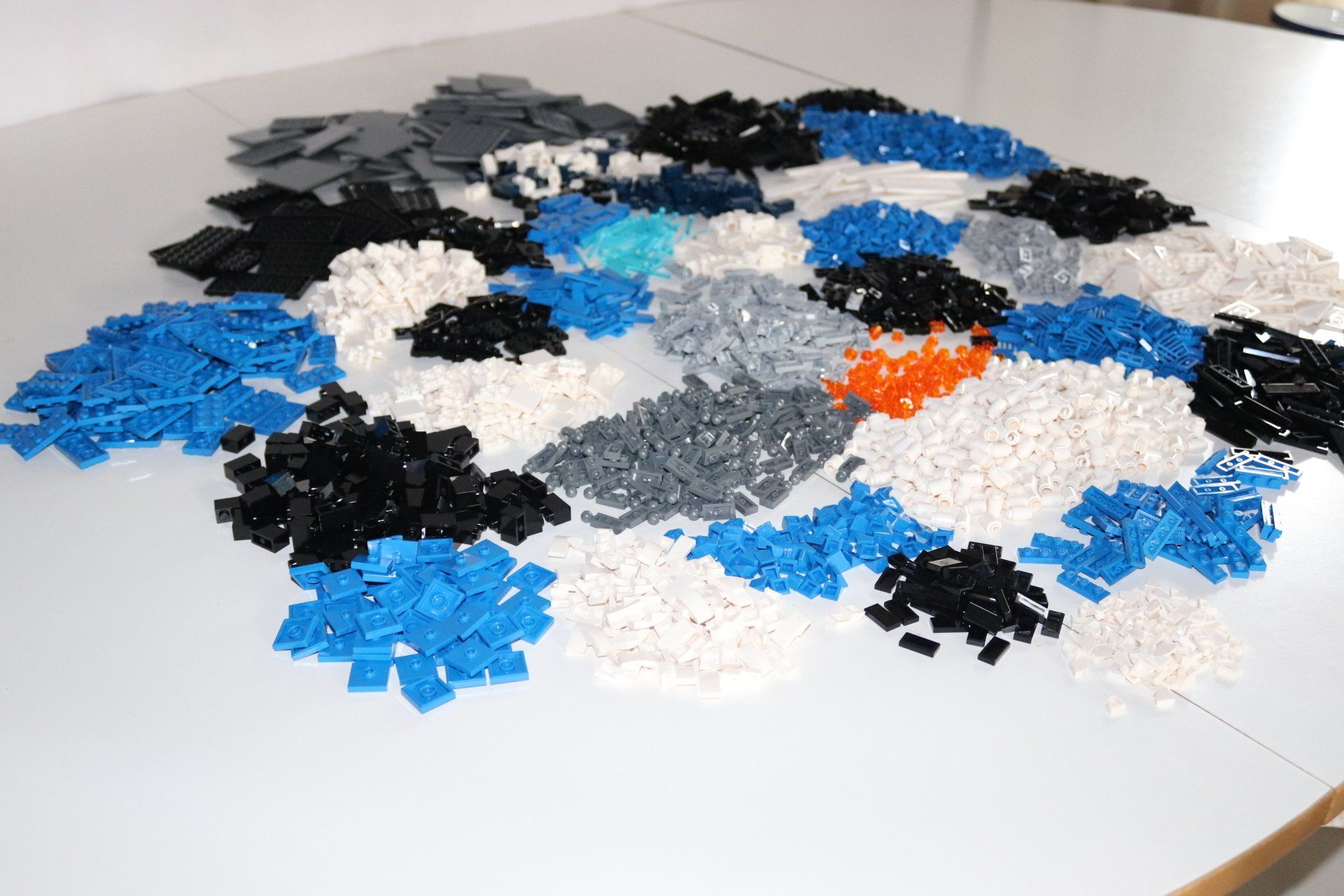 Een heleboel verschillende gekleurde plastic stukjes op een tafel