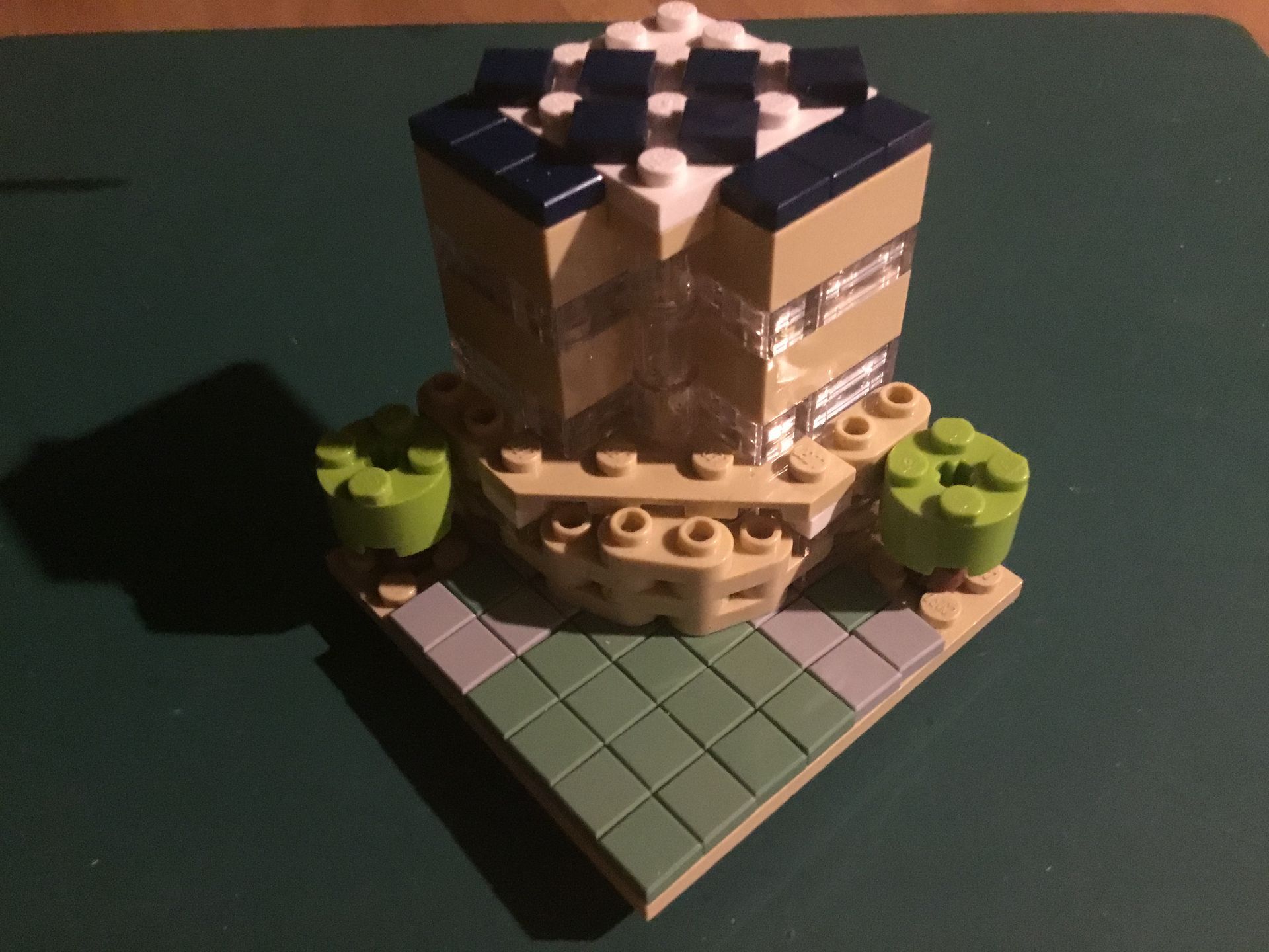 Een legomodel van een gebouw met bomen ervoor