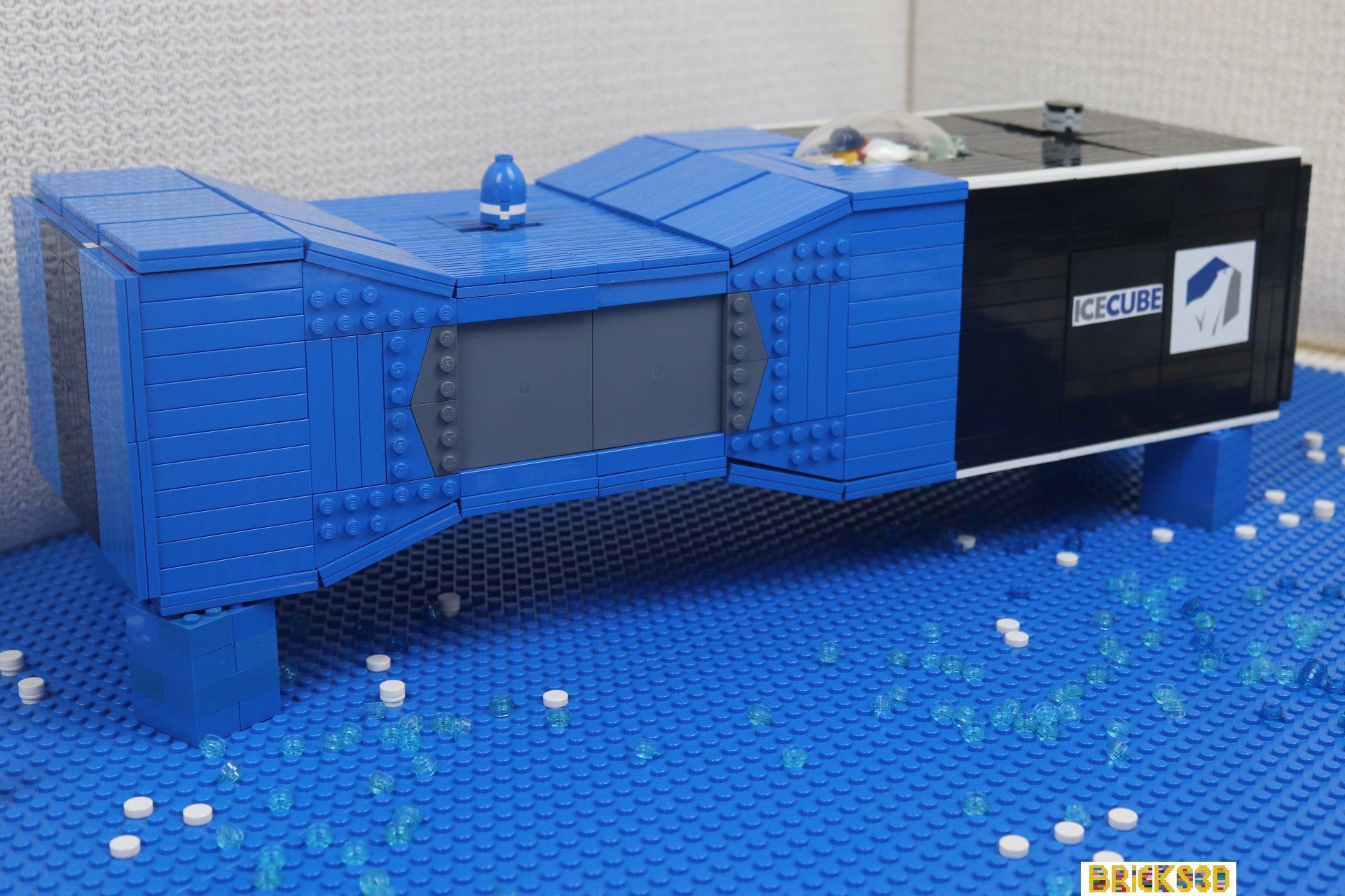 Een model van een gebouw gemaakt van legostenen