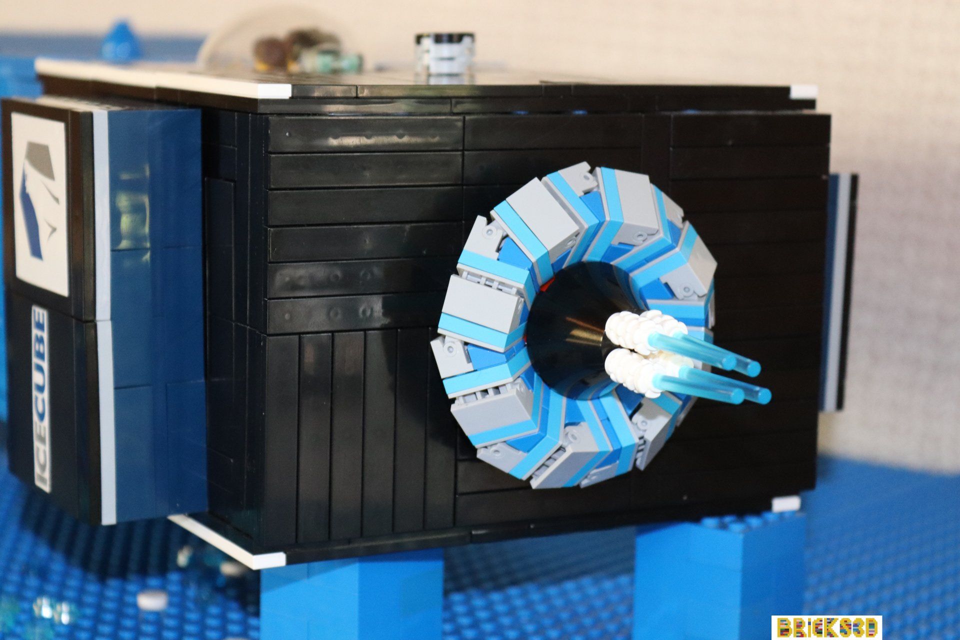 Een zwarte legodoos met een blauwe cirkel op de voorkant