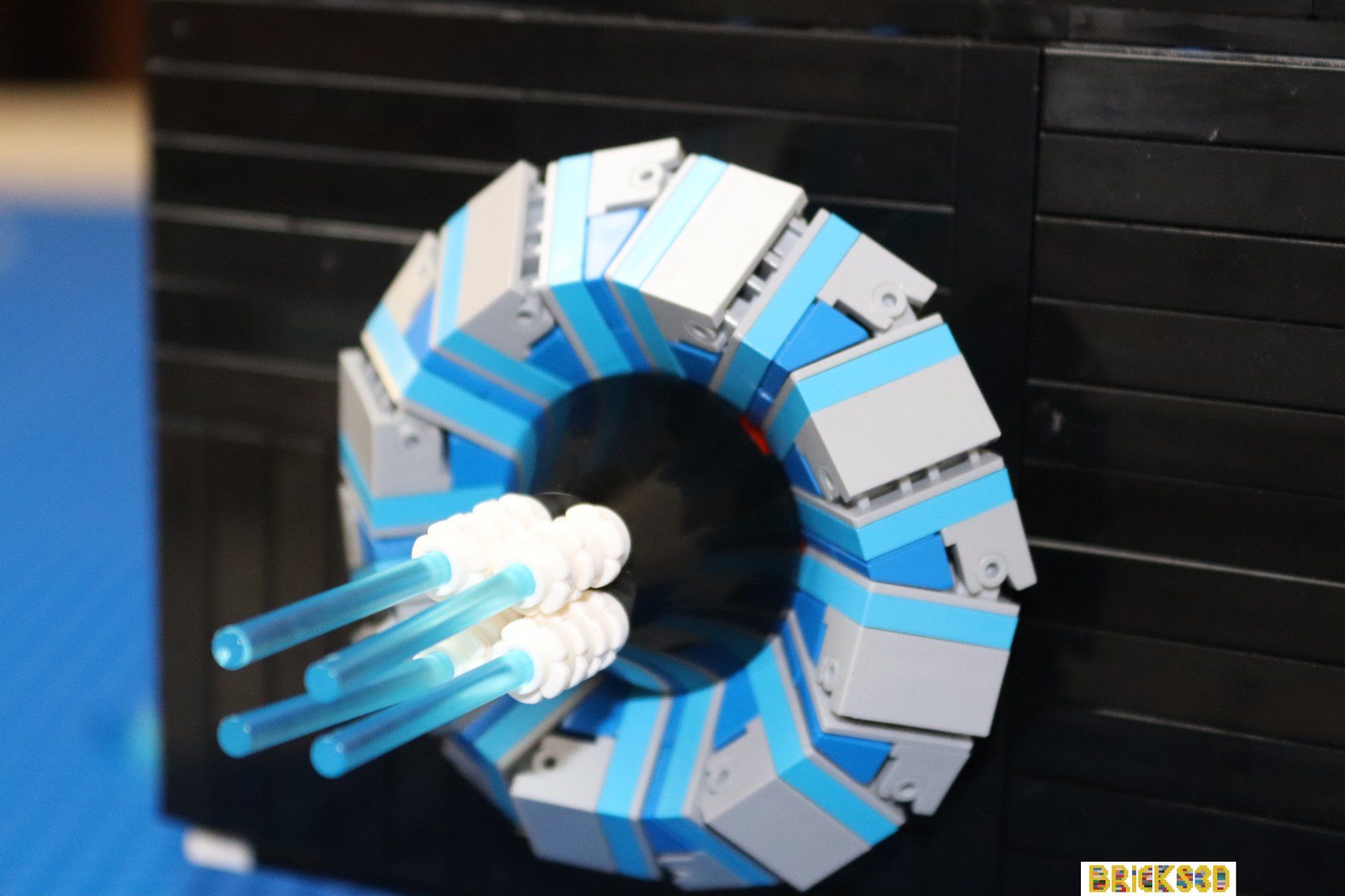 Een close-up van een LEGO-creatie met een paar lichtzwaarden die eruit komen