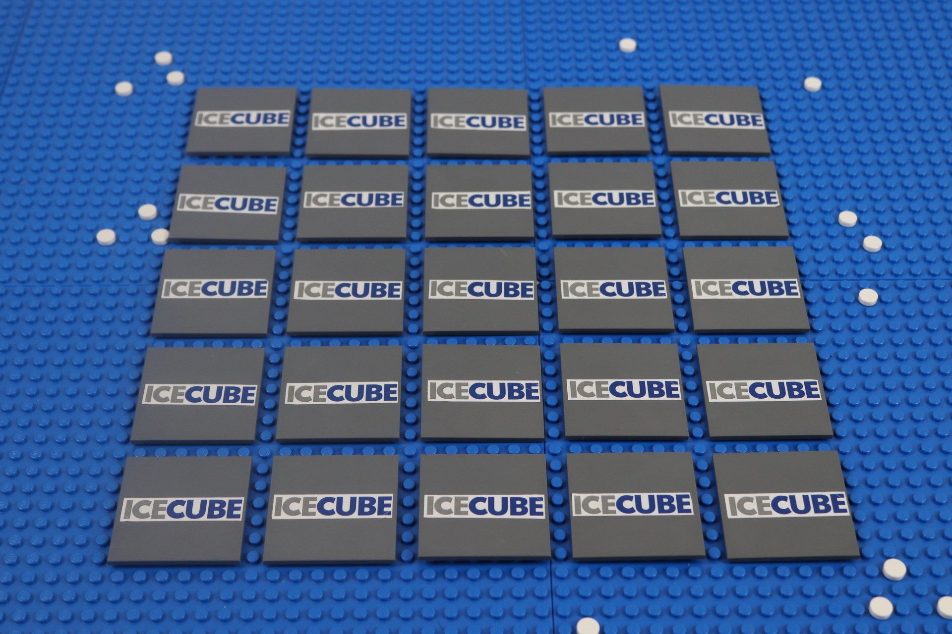 Een raster van ijsblokjes op een blauw oppervlak
