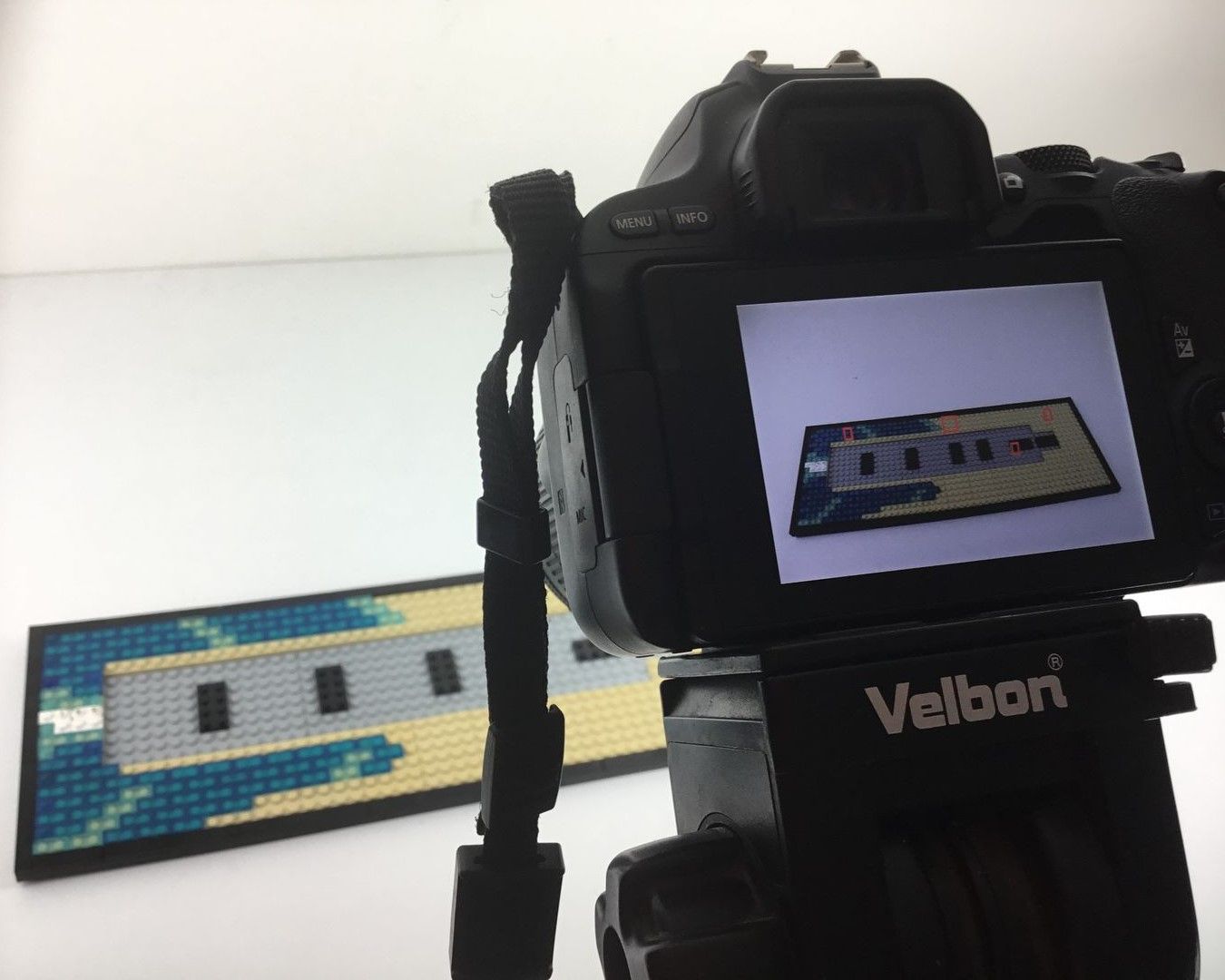 Een velboncamera maakt een foto van een lego