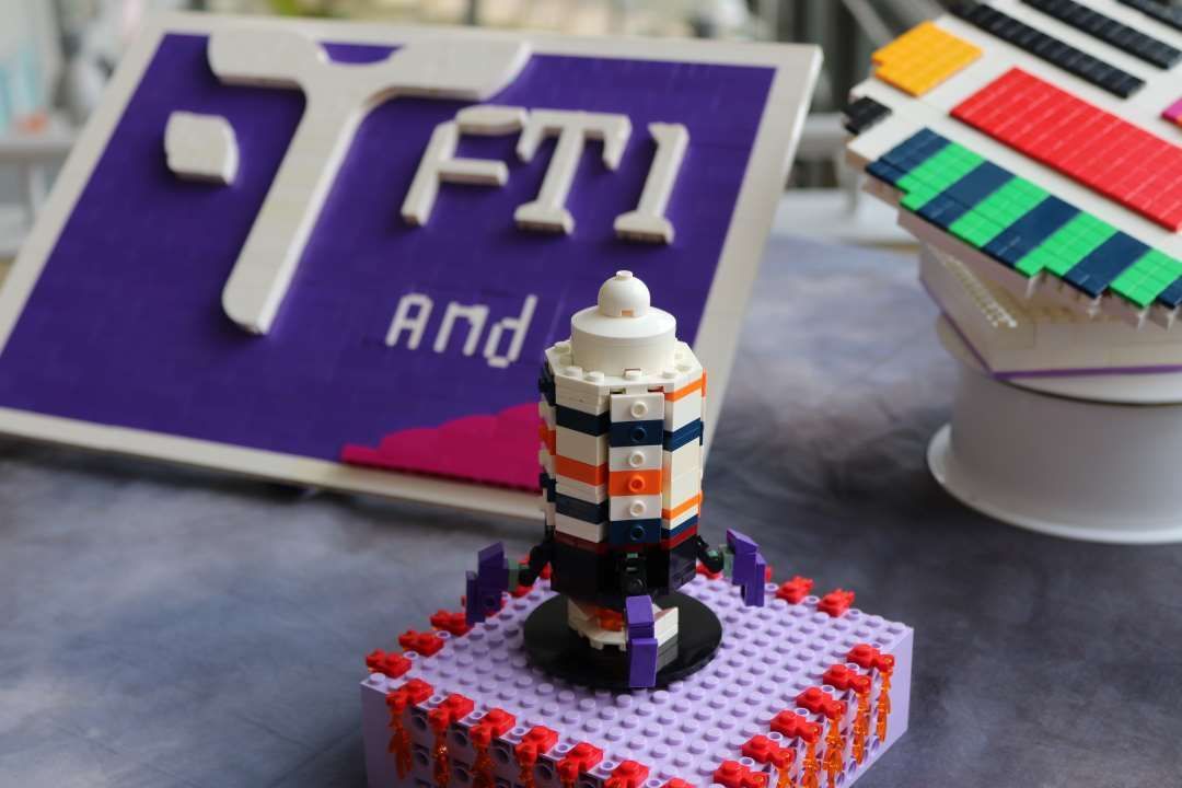 Een bord met ft1 en een raket gemaakt van lego