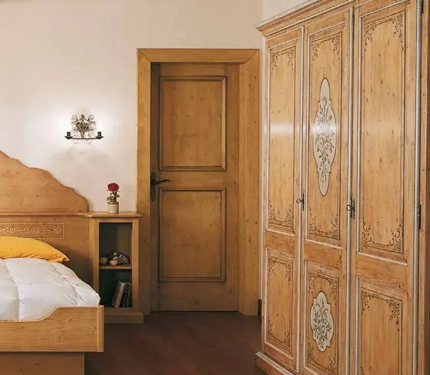Una camera da letto con letto e armadi in legno