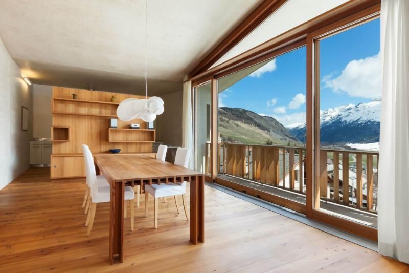 Una sala da pranzo con tavolo e sedie e vista sulle montagne