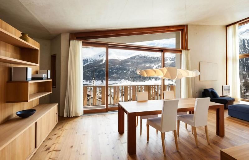 Un soggiorno con tavolo e sedie in legno
