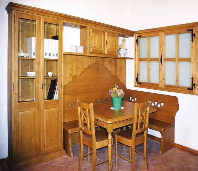 Una sala da pranzo con tavolo e sedie e una finestra