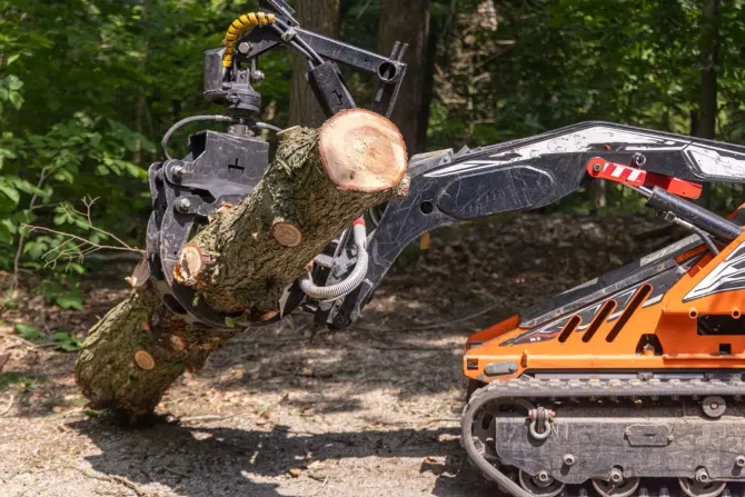 Forestry mulcher head lifting a heavy log.